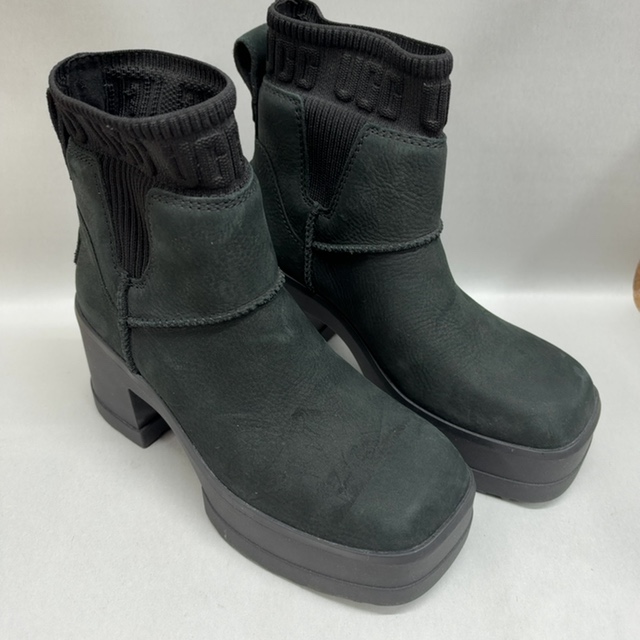 UGG UGG Women's Moxy Chelsea Boot, Black, 11